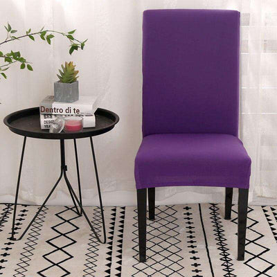 Funda de silla en color púrpura, tamaño universal, presentada en un entorno moderno con una mesa redonda negra y una alfombra con patrones geométricos, disponible en blueemoonco.com, especializados en fundas para sofás y sillas.