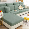 Funda de sofá texturizada en color verde menta disponible en Blueemoonco.com, mostrando una estética moderna y hogareña con cojines a juego y decoraciones minimalistas en un entorno bien iluminado.